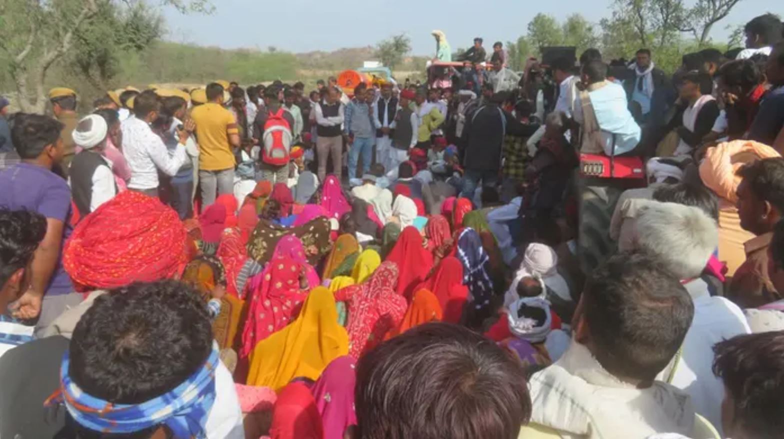 Police stopped the farmers who were going to surround the CM, staged a massive protest on Deoli-Bhanchi road.