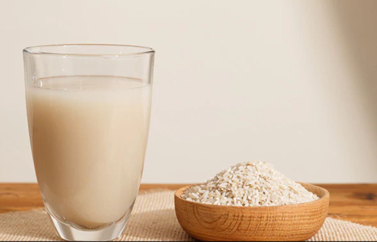 Mix it in rice water and apply it on the face, the face will start shining like glass.