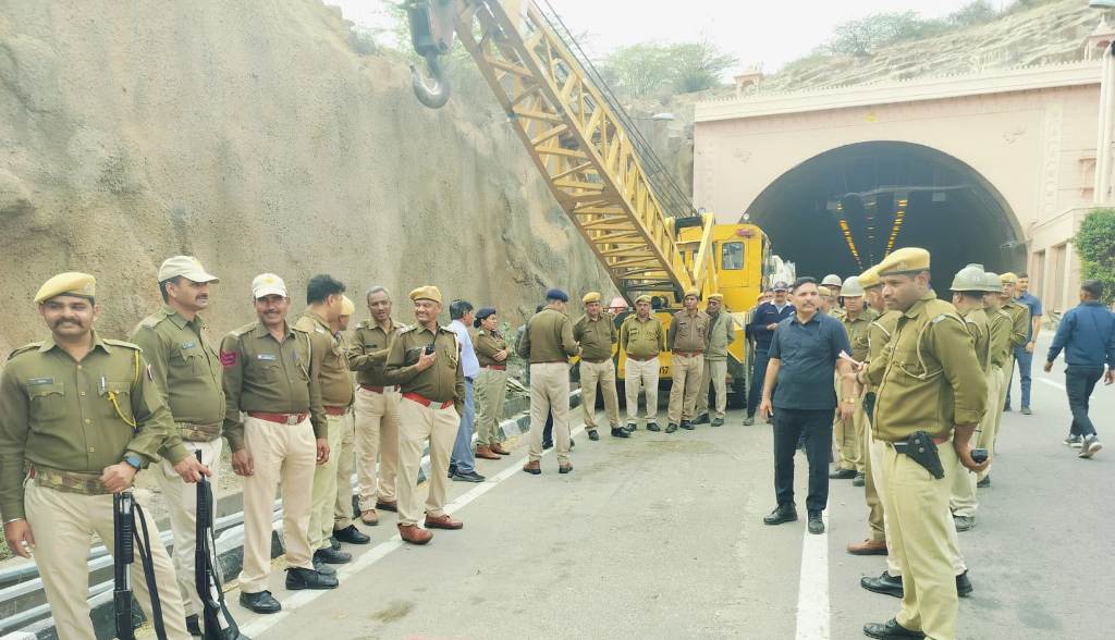Police and administrative officials rushed to the news of a horrific accident near Bundi Tunnel, organized a mock drill.
