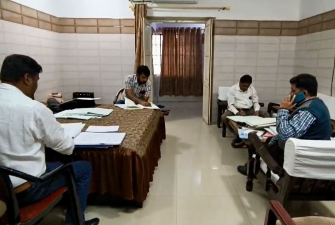 34 officers and 128 personnel found absent in Bhilwara, 59 attendance registers seized, created panic