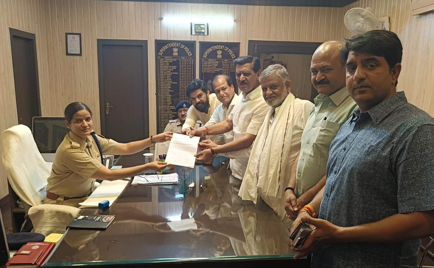 Demand to ban illegal detention and threatening of Congress workers, memorandum submitted to SP