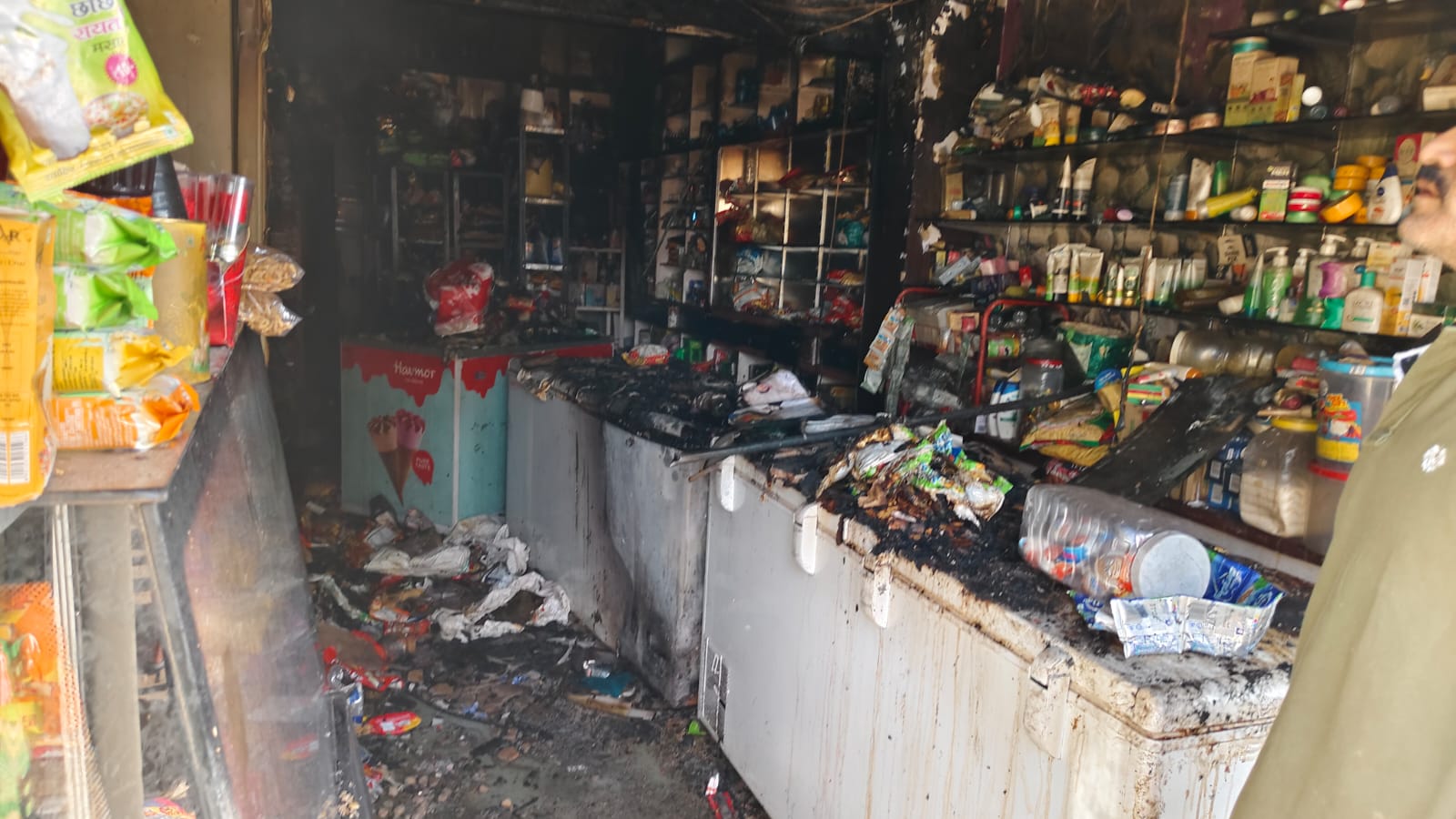 Huge fire broke out at breakers and provision store, goods worth lakhs burnt to ashes, fire extinguished in 5 hours