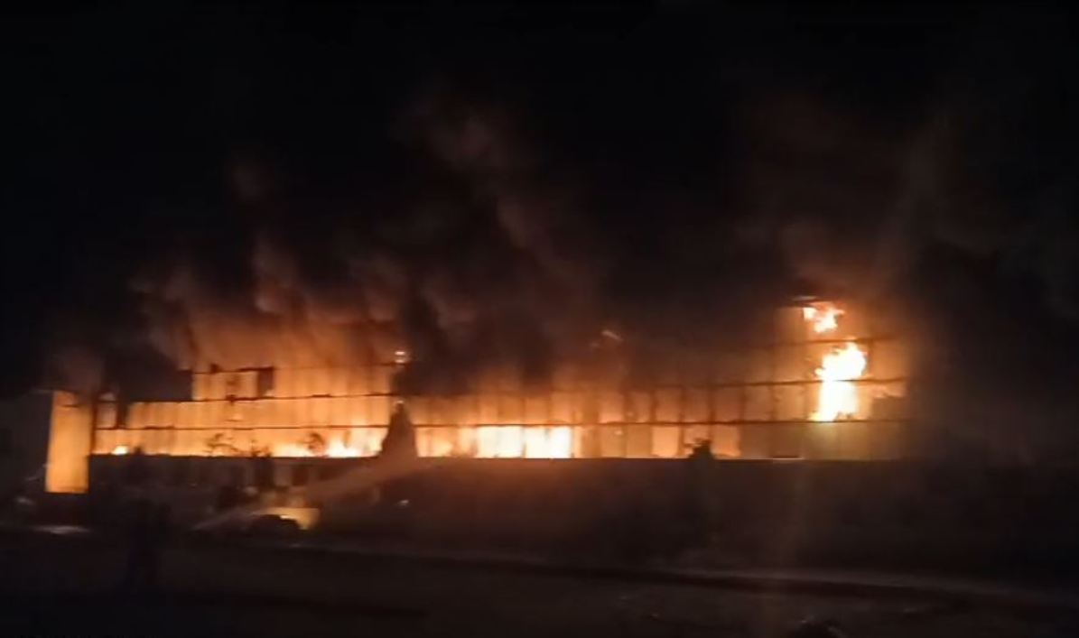 A massive fire broke out due to short circuit in the hall and warehouse of Parshuram Vatika, loss of more than Rs 50 lakh.