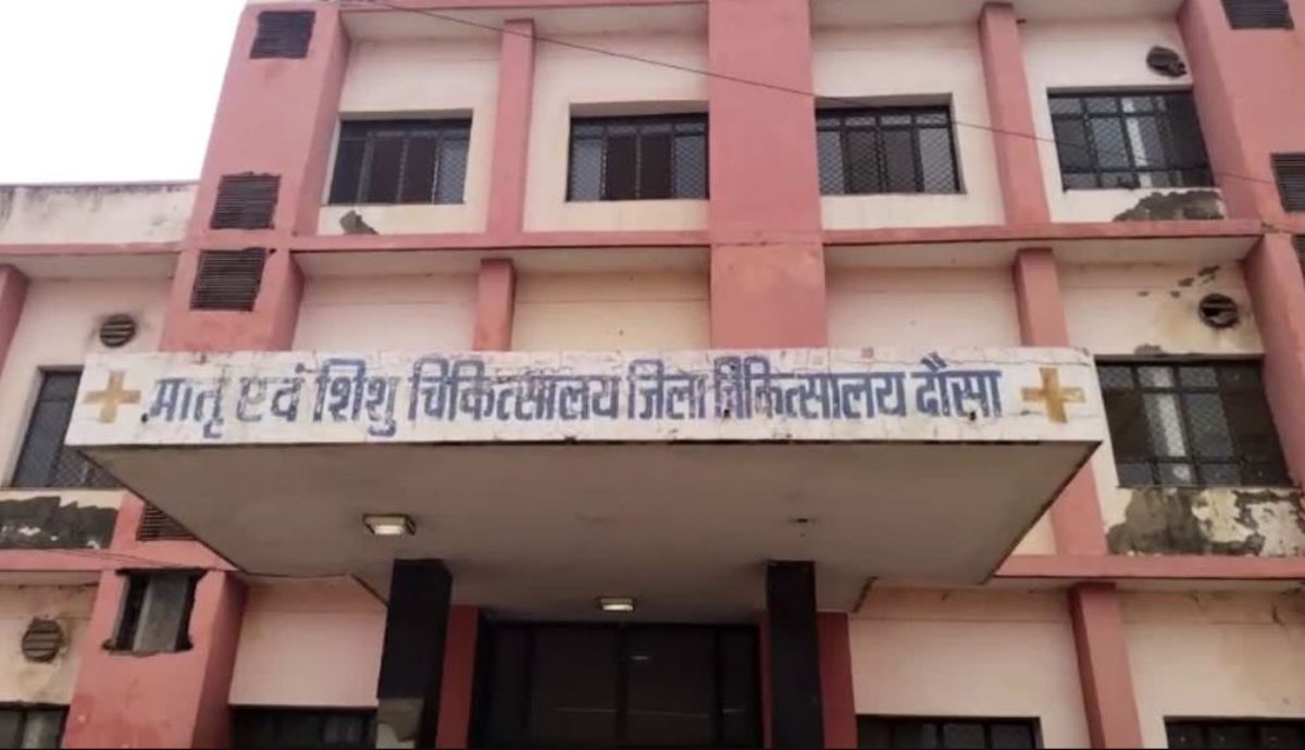 Unmarried girl gave birth to a child, reached the hospital without informing anyone at home