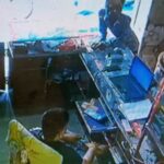 50 thousand rupees were stolen from the pocket of a farmer who came to recharge his mobile, CCTV cameras captured the incident