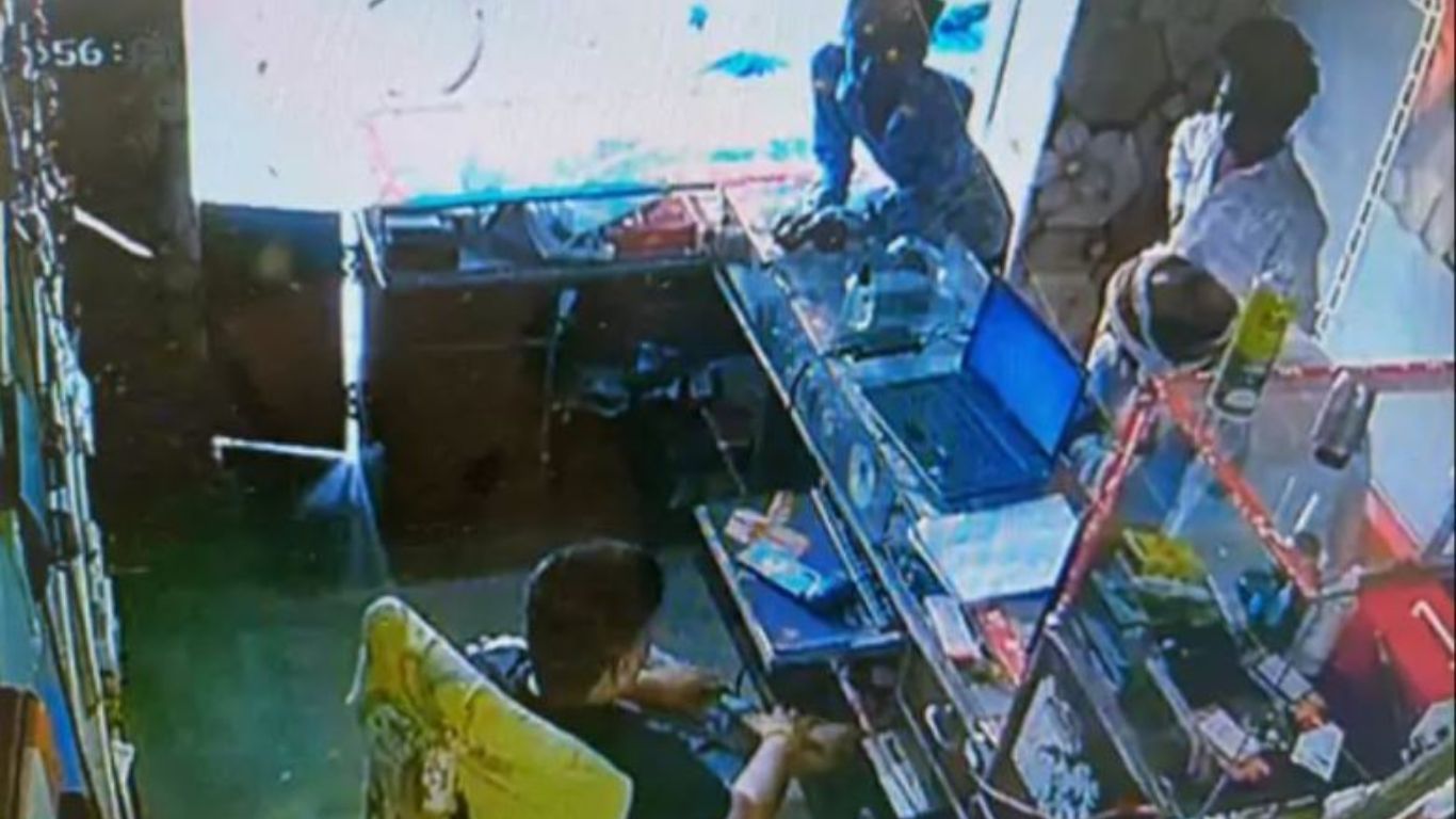 50 thousand rupees were stolen from the pocket of a farmer who came to recharge his mobile, CCTV cameras captured the incident