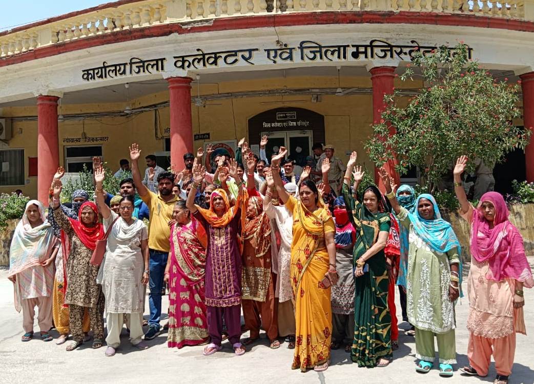 Councilors, troubled by irregular water supply in the scorching heat, reached the District Collector with people.