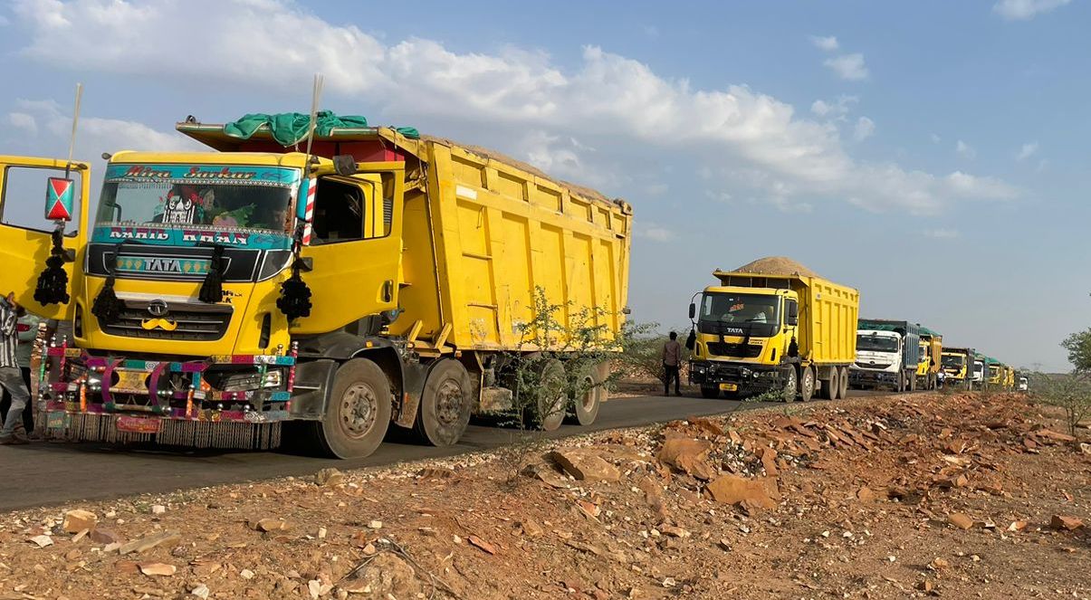 10 dumpers loaded with illegal gravel were caught with drivers in heavy police uniforms, no one had valid travel documents.