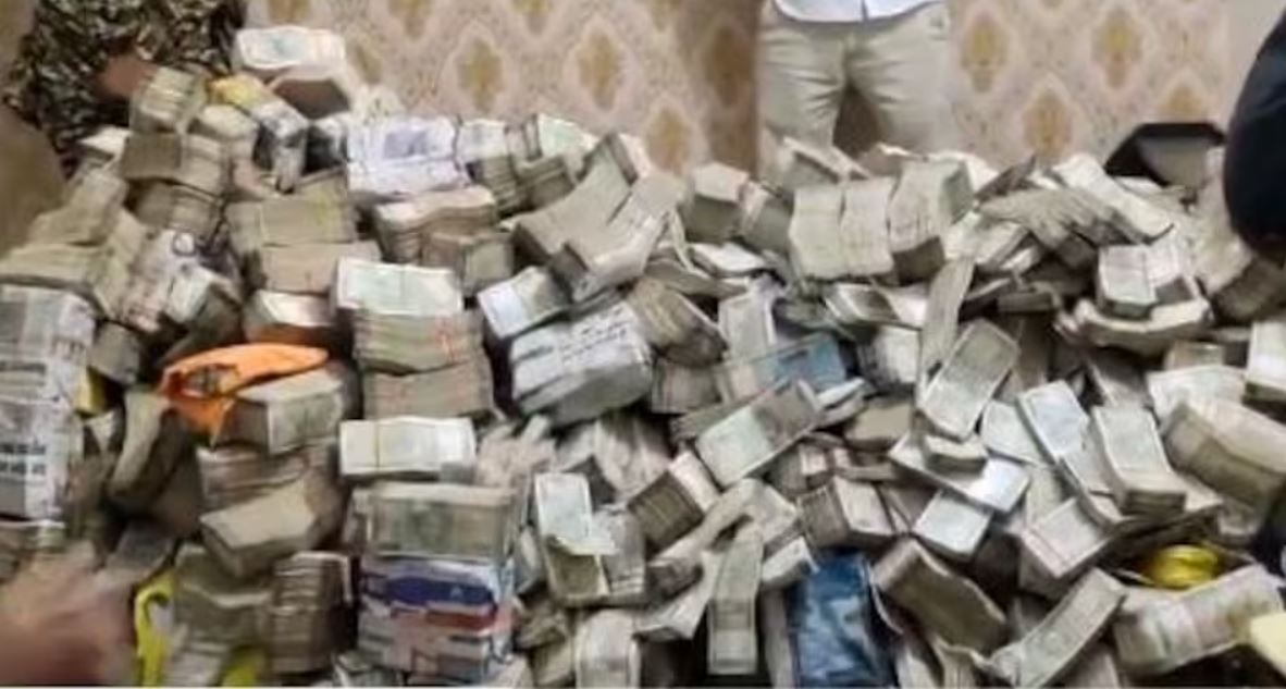 Jharkhand: Pile of currency notes found in minister's PS servant's house, 20-30 crore cash estimated to be found in ED raid