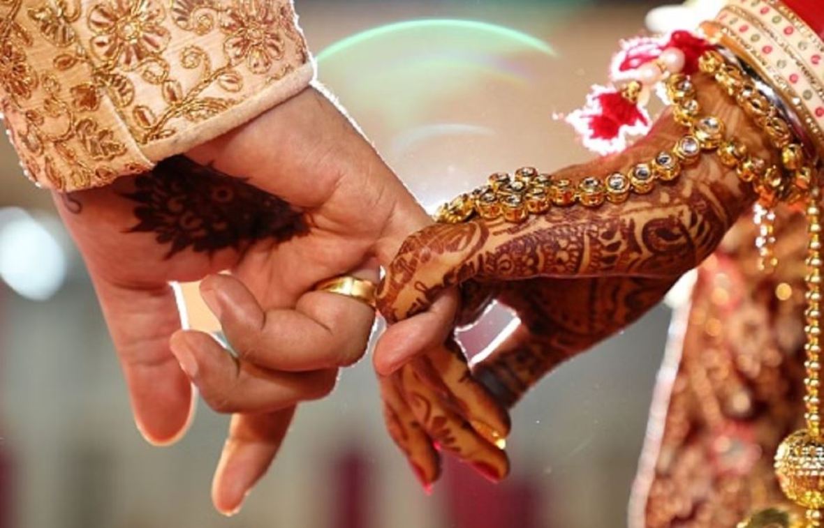 Husband came to celebrate first marriage anniversary, wife asked for divorce to become collector