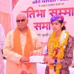 Education Minister Dilawar honored 10th board topper student Nidhi Jain at home in Alod.