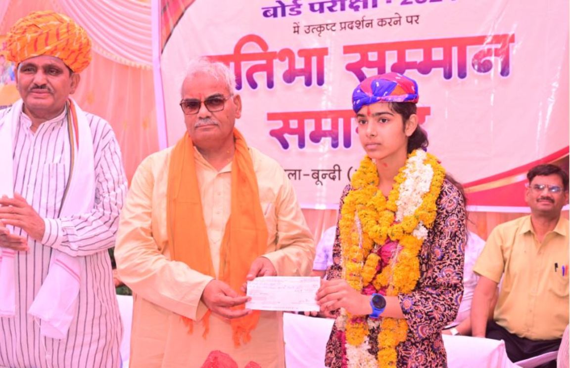 Education Minister Dilawar honored 10th board topper student Nidhi Jain at home in Alod.