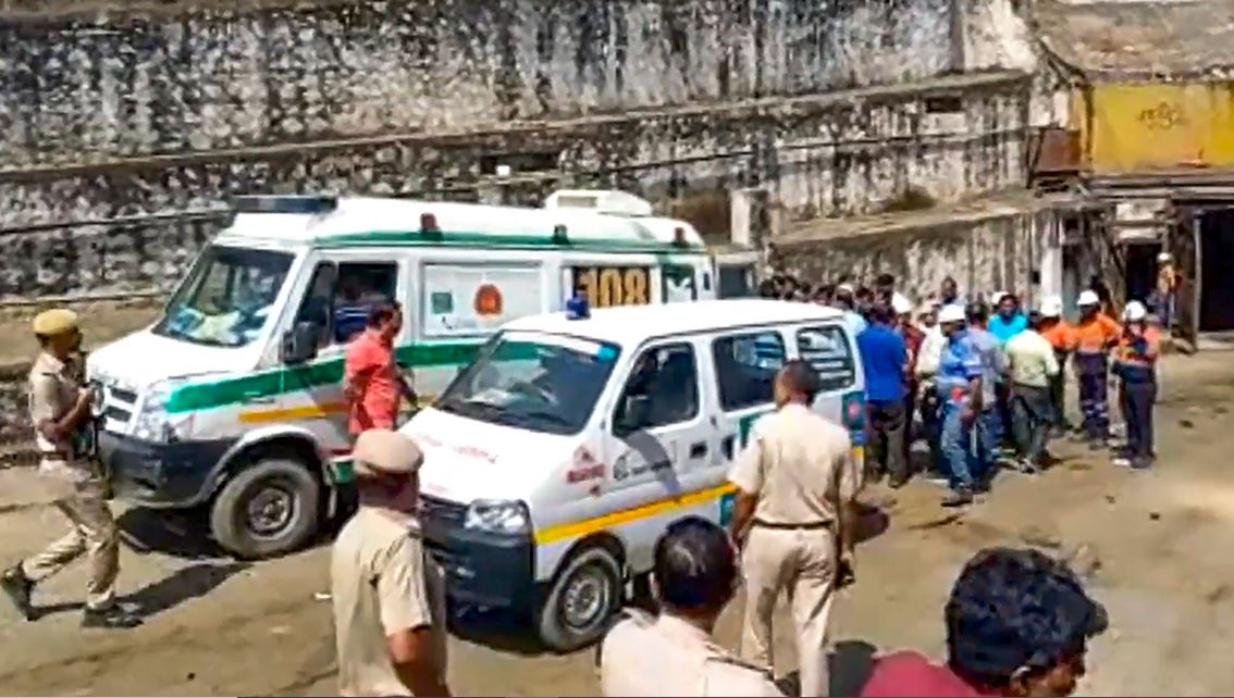 Lift chain broken, officers trapped in 1785 feet deep mine rescued, one dead, 4 seriously injured