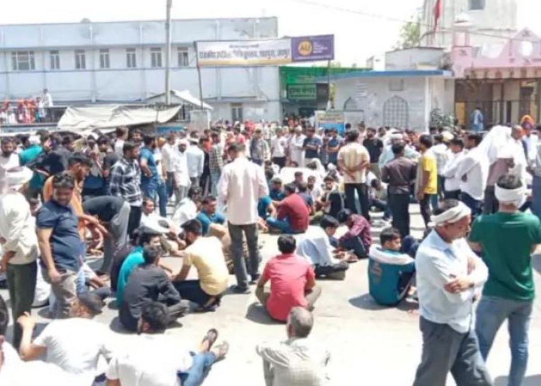 In Jaipur, a young man attacked with a knife, one dead, 5 injured, angry people blocked the state highway