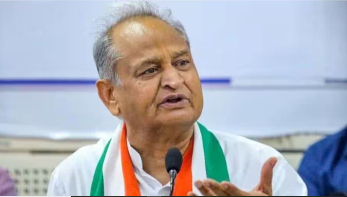 Former CM Gehlot said- Converting English medium school to Hindi medium is absurd, anti-poor and middle class.
