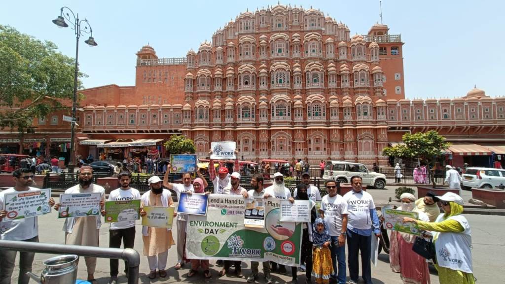 Environment Protection Week of Work, this message was given by forming a human chain at Badi Chaupar, Albert Hall