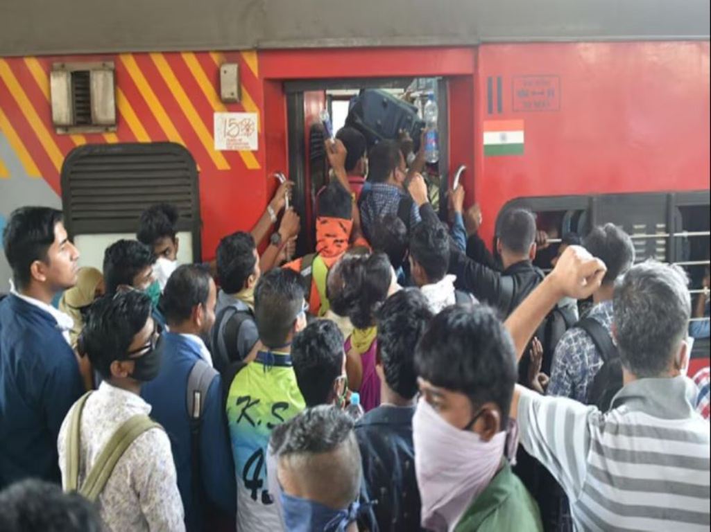AC coach of moving train caught fire, passengers saved their lives by jumping in Jaipur