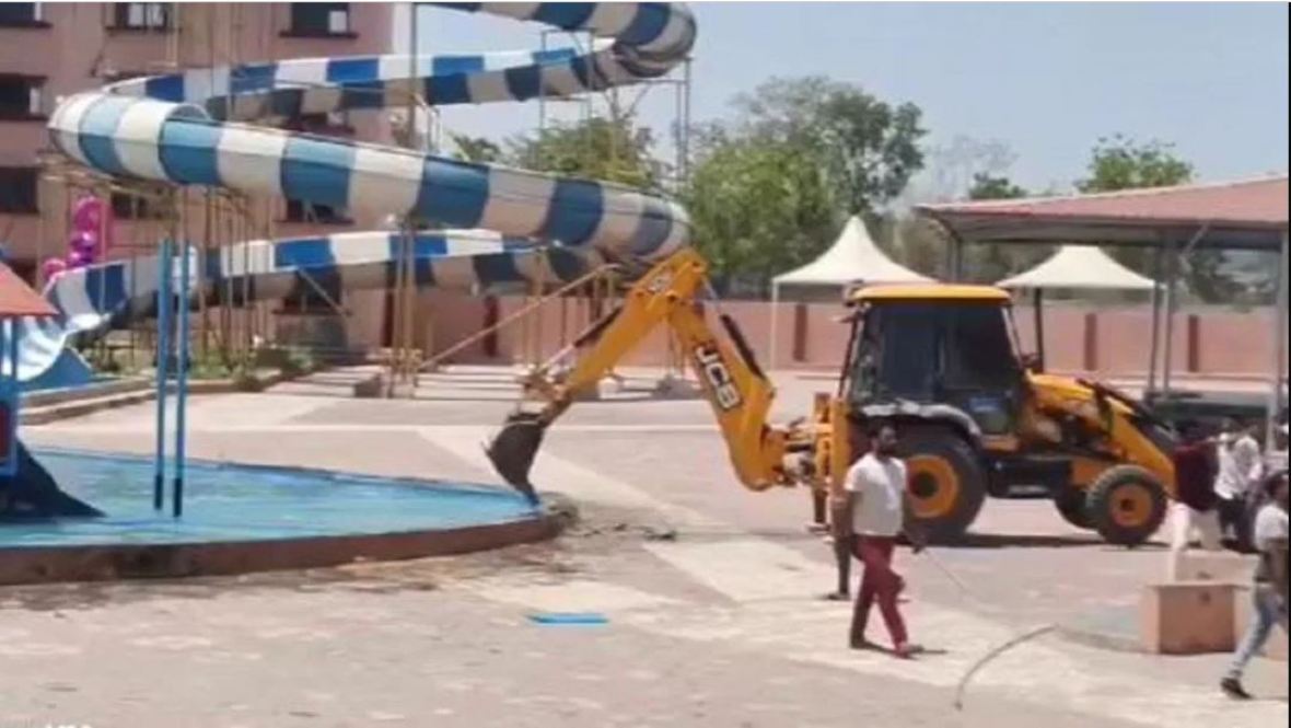 When free entry was not given in the water park of Chittorgarh, it was vandalized with pride, 100 youth created a ruckus.
