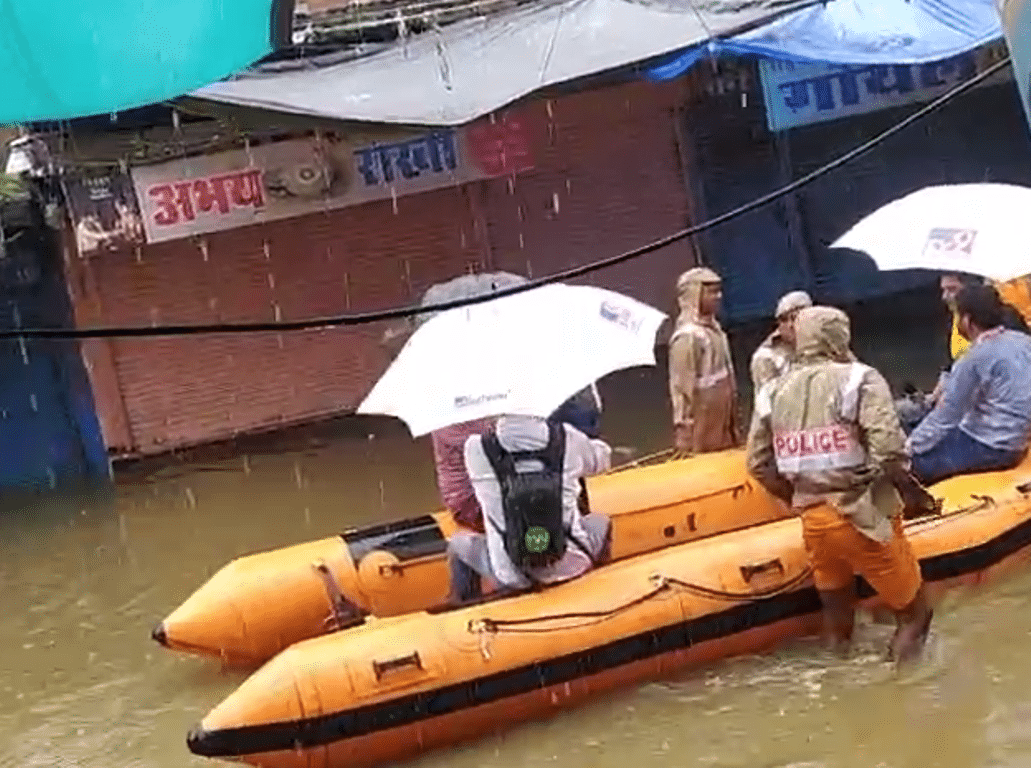 Karauli: SDRF rescued 40 people trapped in submerged areas of Hindaun City and took them to a safe place.