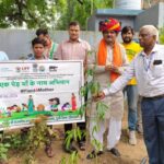 Former Agriculture Minister Prabhulal Saini gave impetus to the campaign by planting a tree in the name of mother in Dooni Vidyalaya.