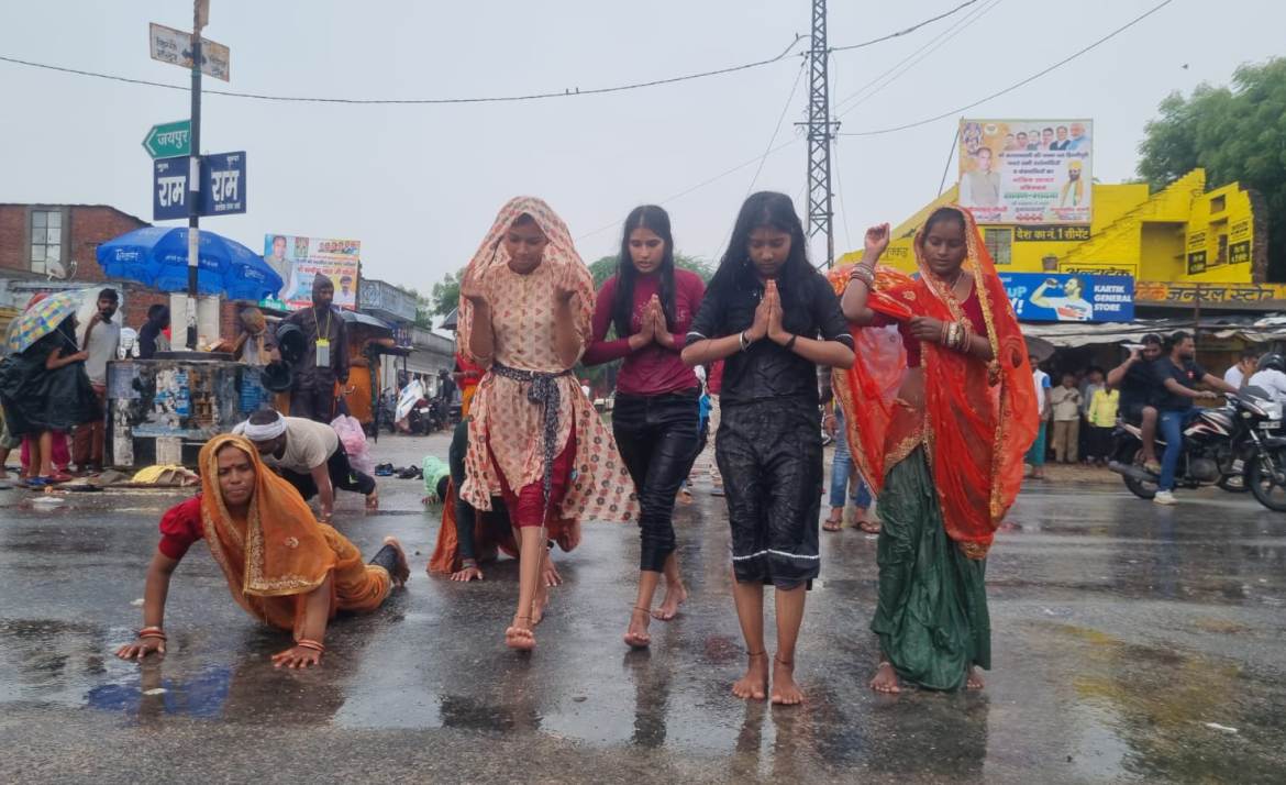 A flood of faith is surging in the trunk of Shri Kalyan Ji Maharaj, neither afraid of the rain nor worried about the blisters on his feet.