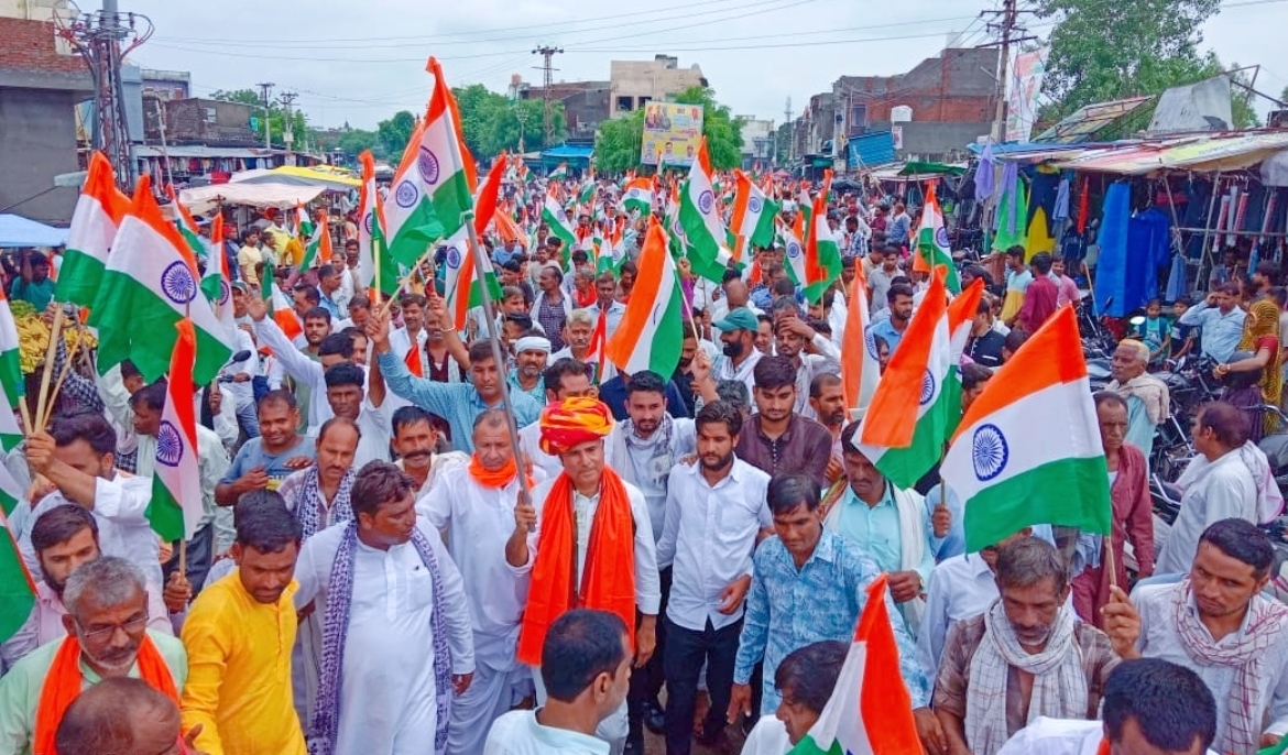 A huge tricolor rally was taken out under the leadership of former MLA Rajendra Gurjar in Uniara, welcomed at many places.