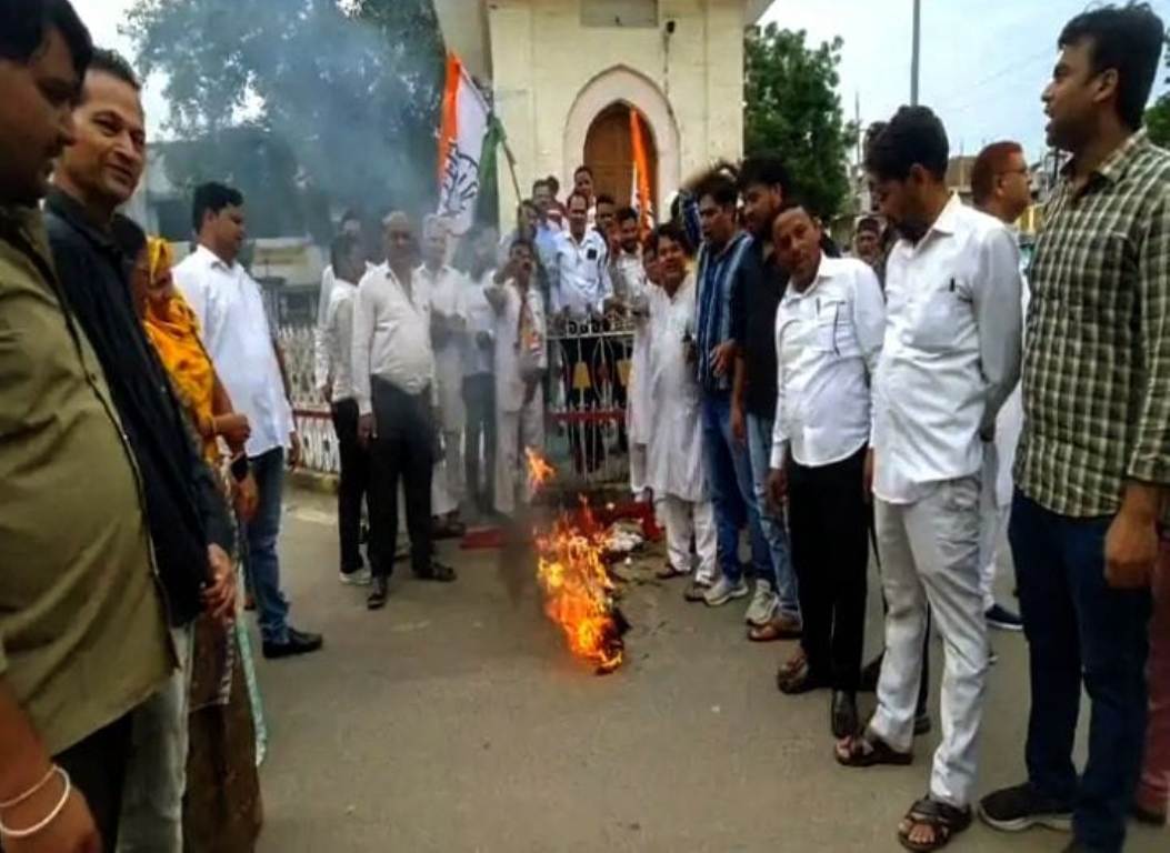 Congressmen burnt the effigy of BJP state in-charge, said- Radha Mohandas should apologize