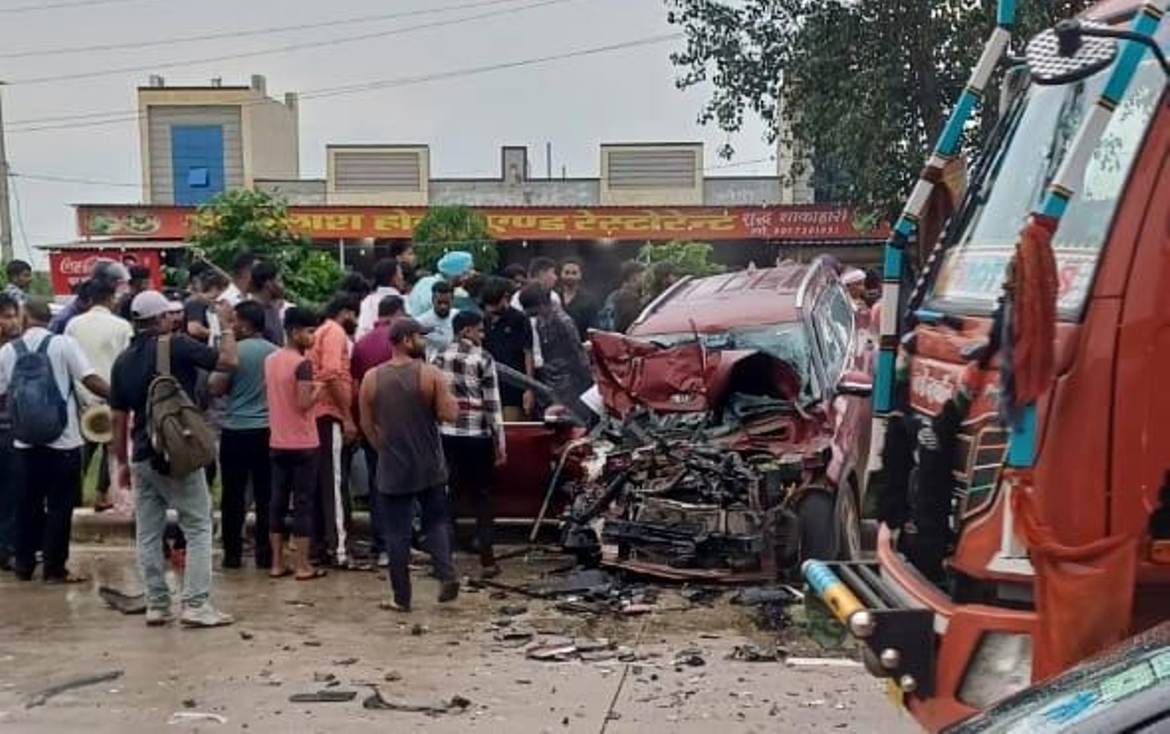 Horrific road accident in Bundi: Five youths seriously injured in collision between car and truck, car damaged