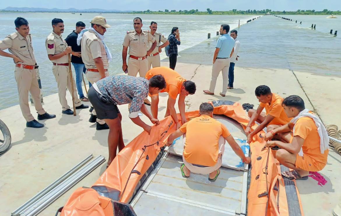 Two brothers washed away with motorcycle in Banas river, one saved, SDRF rescue continues in search of the other.