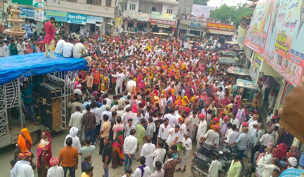 A flood of reverence gathered in the historic padyatra of Dehalwal Baba, the attraction of mare dance to the tune of algos.