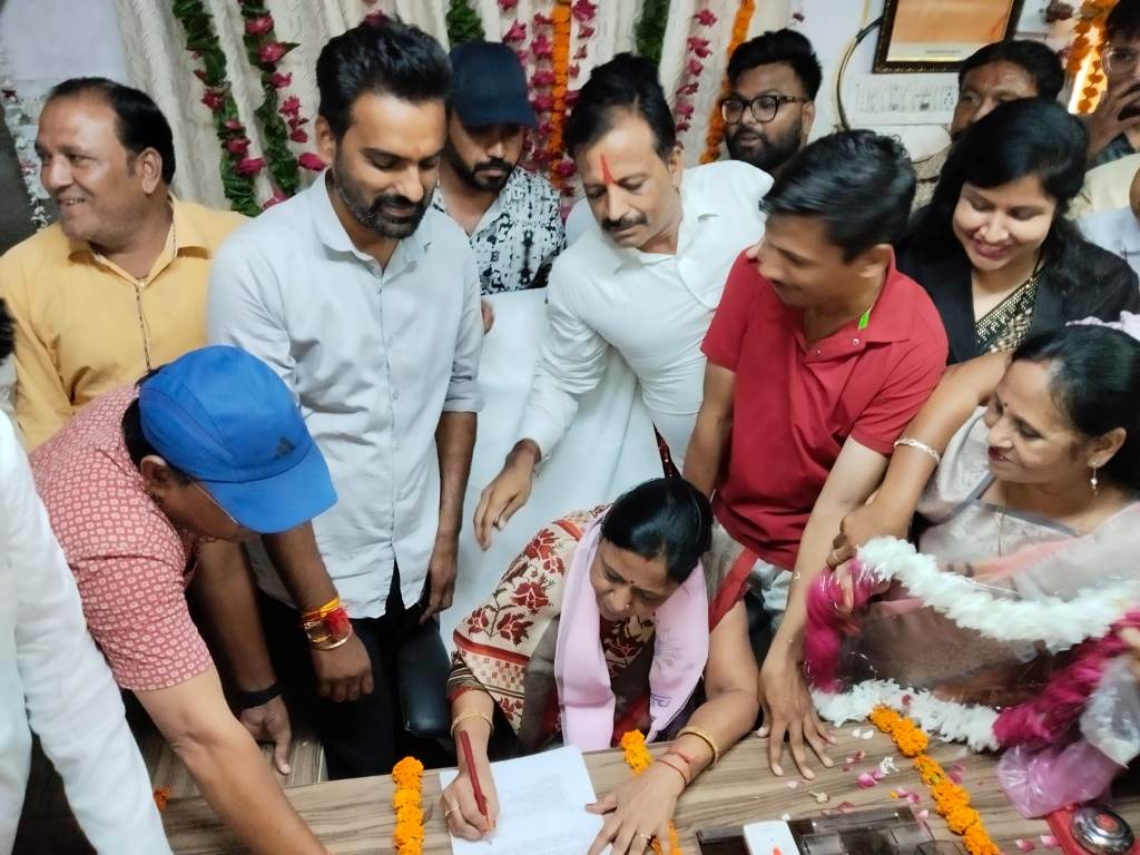 Chairman Saroj Aggarwal duly took charge, people gathered to welcome him.