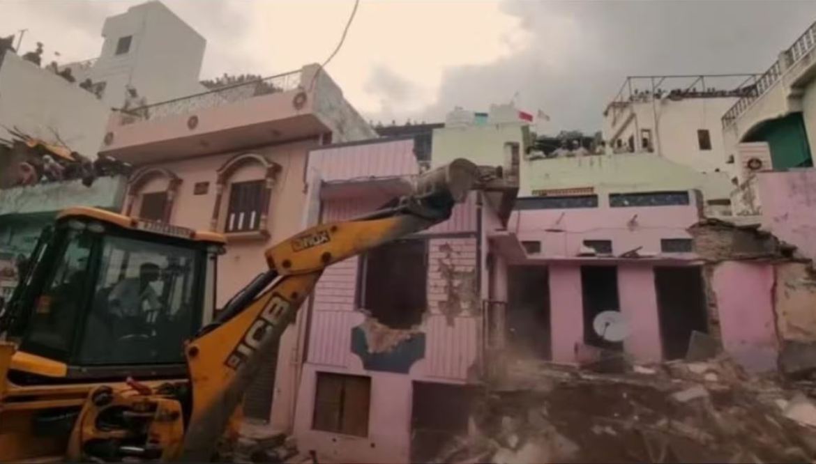 In Udaipur, the attacker drove a bulldozer on the rented house of the student, questions are being raised on the action!