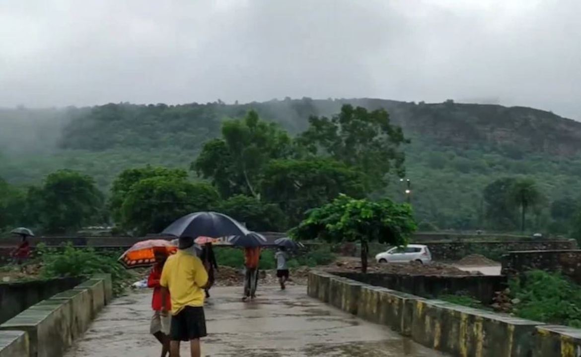 More than 100 people stranded in Ranthambore, all roads closed due to heavy rains, 15 people rescued so far