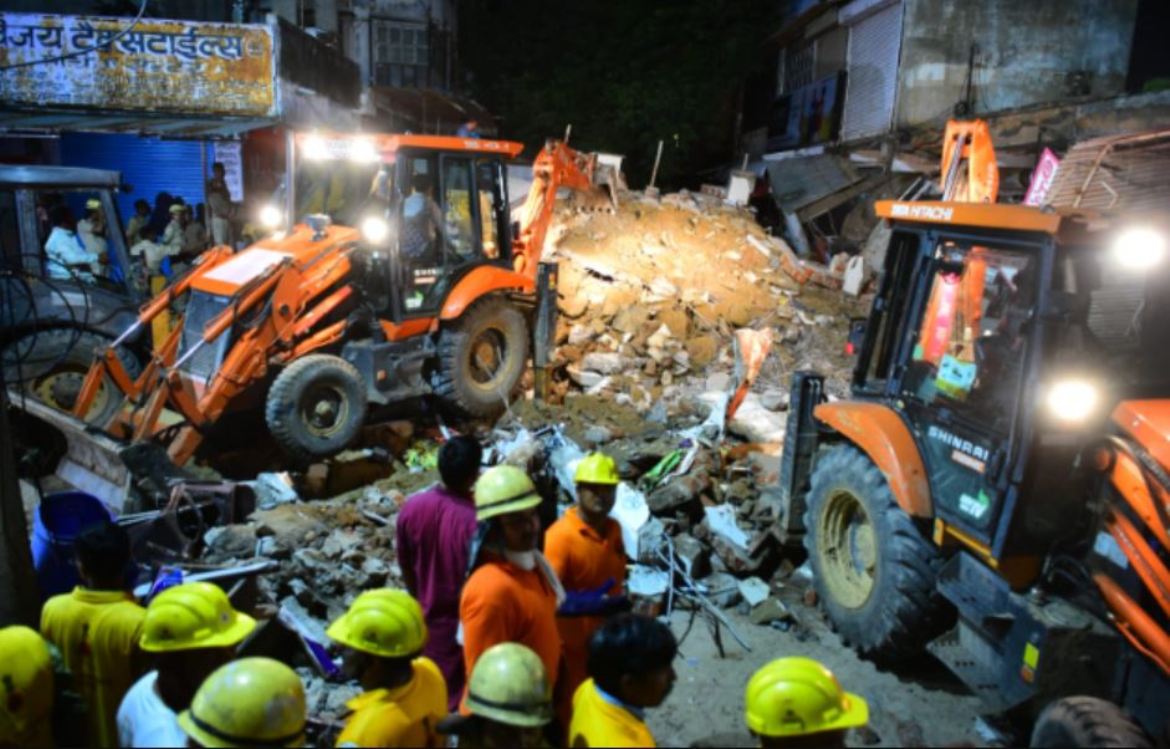 A two-storey building under construction collapsed in Jawahar Nagar, Jaipur, many vehicles buried under the debris, no casualties.