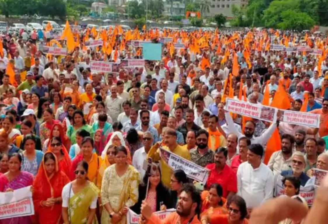Protest against atrocities on Hindus in Bangladesh, submitted memorandum to Divisional Commissioner, recited Hanuman Chalisa