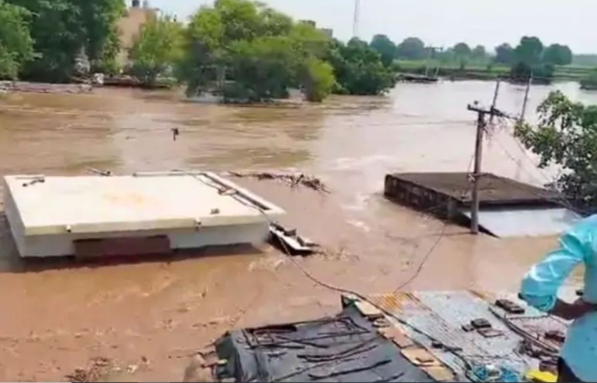 Pond broke in Baran, settlements submerged, many houses submerged in water, administration made food arrangements for 1 thousand people