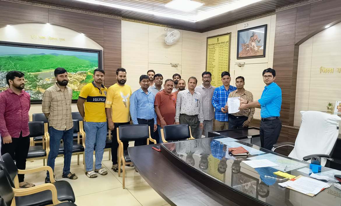 Revenue ministry employees raised their voice, boycotted work after noon and submitted memorandum