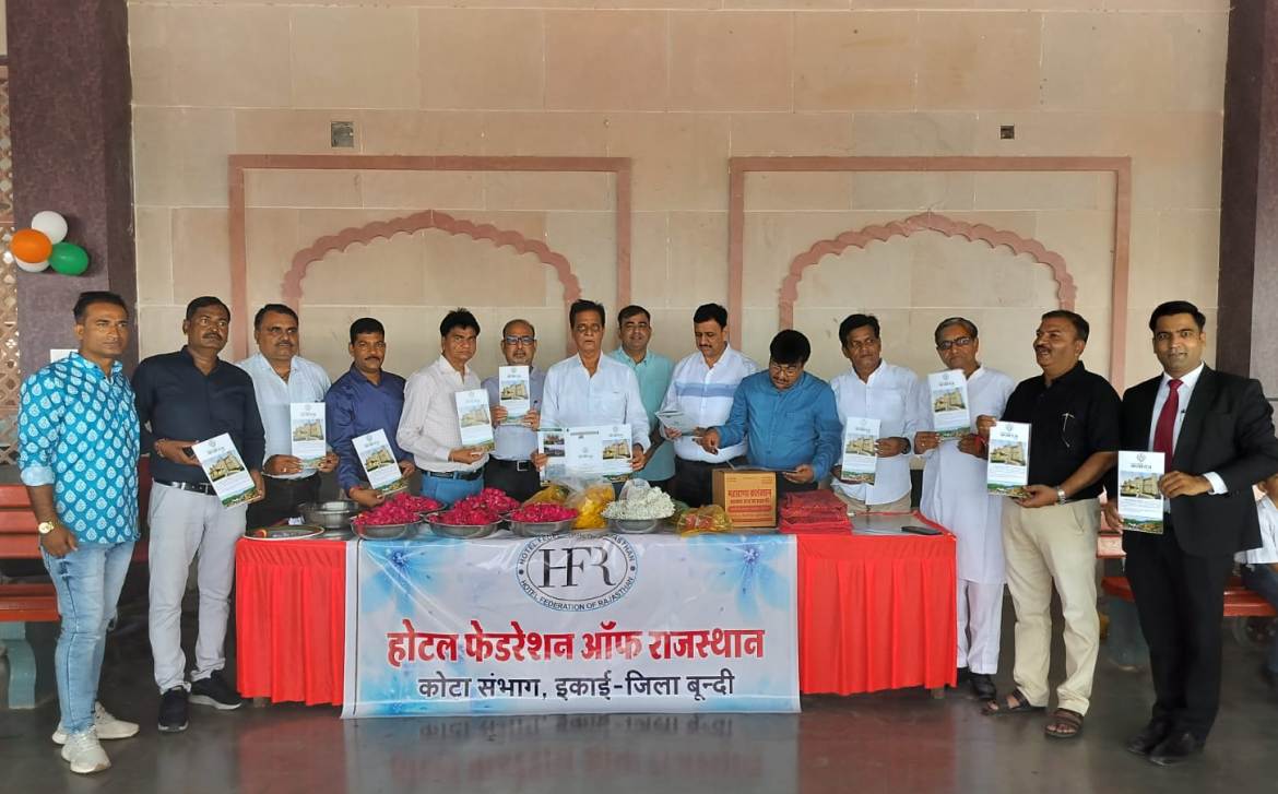 Vande Bharat train reached Bundi station amidst the beat of drums, Hotel Federation gave grand welcome