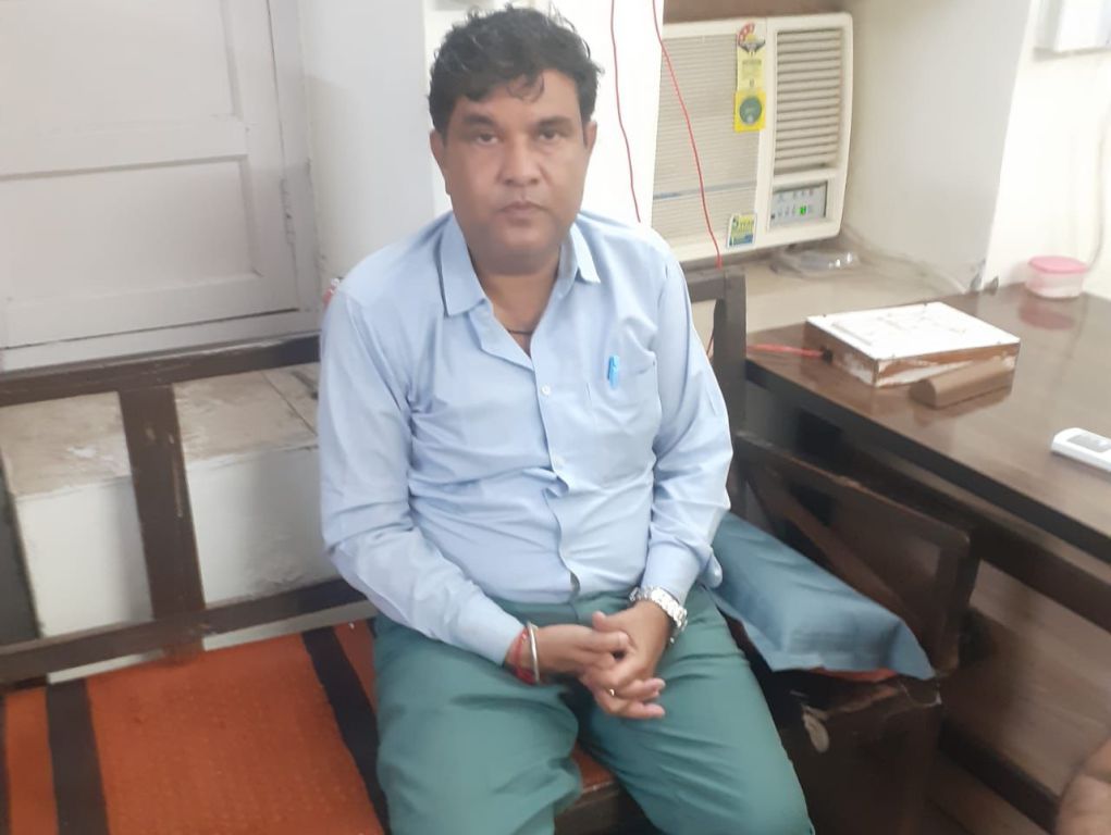 Kota ACB caught Enforcement Inspector of Logistics Department Baran with Rs 1.76 lakh in surprise checking