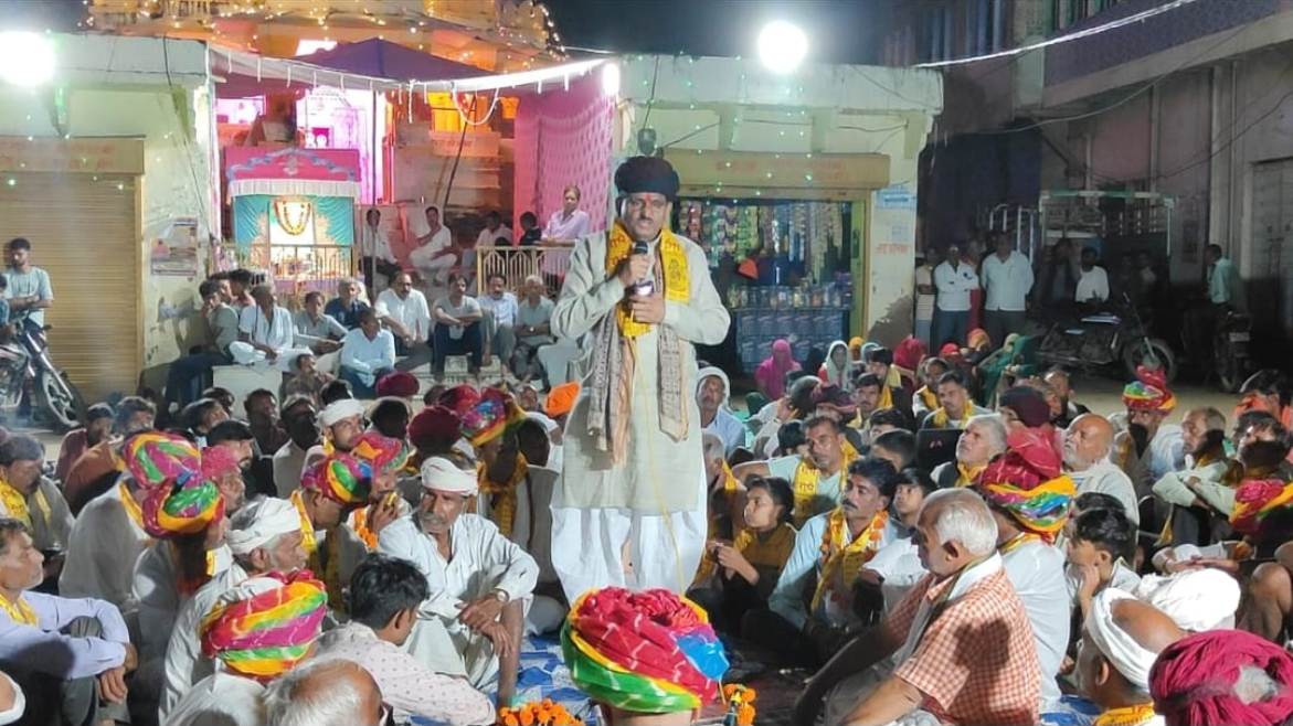 Devotional juice showered in Algoja special Purnima satsang in the worship of Lord Gopal, satsangi reached from Aanwa and Barahpura.