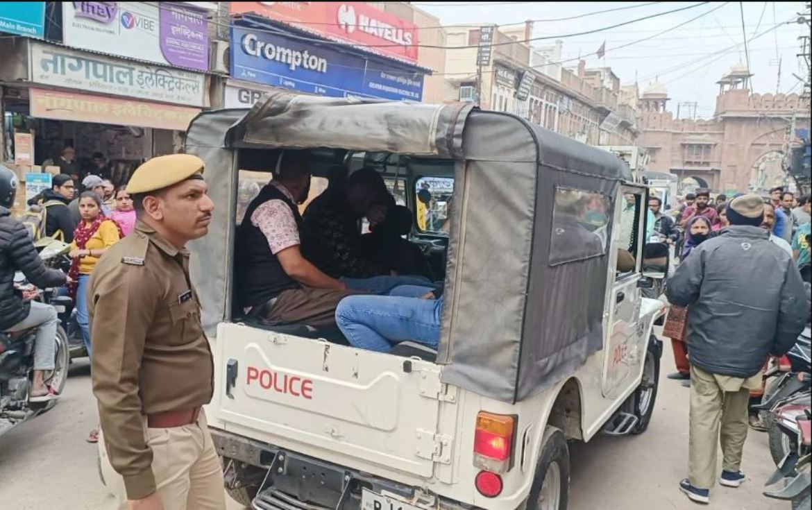 Immoral work was going on under the cover of spa center, police caught 8 people including 4 girls