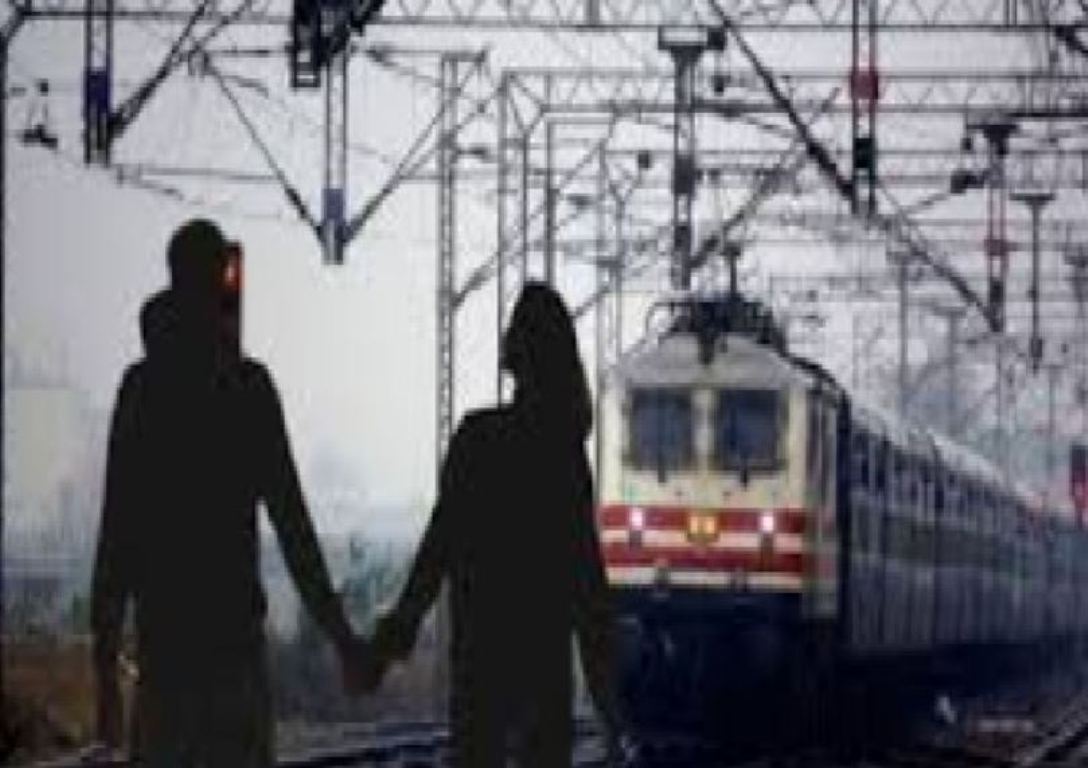 Due to love affair, couple jumped in front of the train, young man died in the accident, girl seriously injured