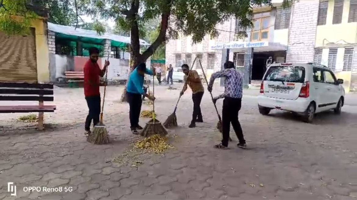 Special cleaning done in government offices under District Level Swachhta Hi Seva Pakhwada