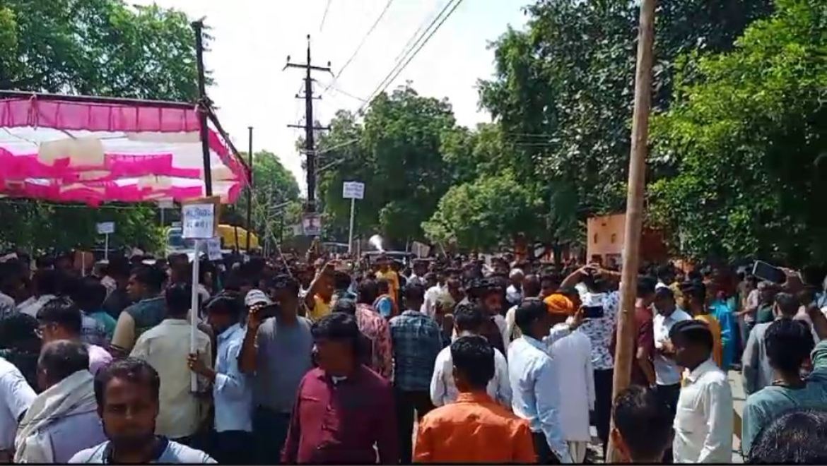 Angered by lack of trace of kidnapped girl in Nainwan, Sarva Hindu Samaj took out a procession, markets remained closed