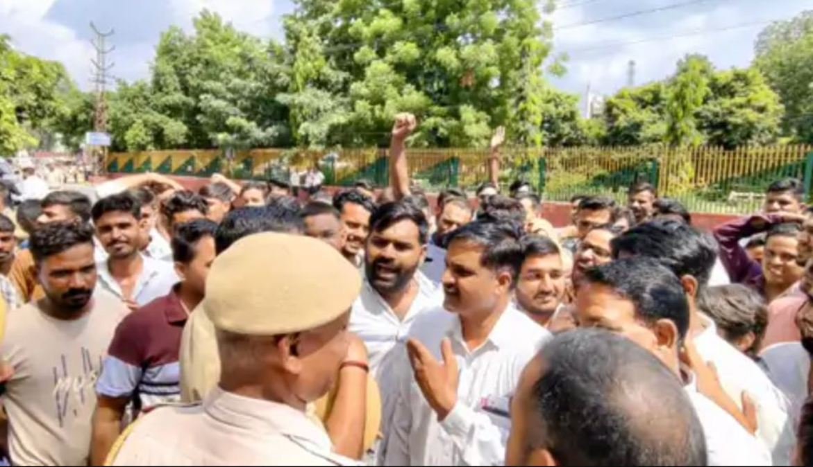 Fake registration of land in Bhilwara, villagers demonstrated at the collectorate against the land mafia of Chittorgarh.