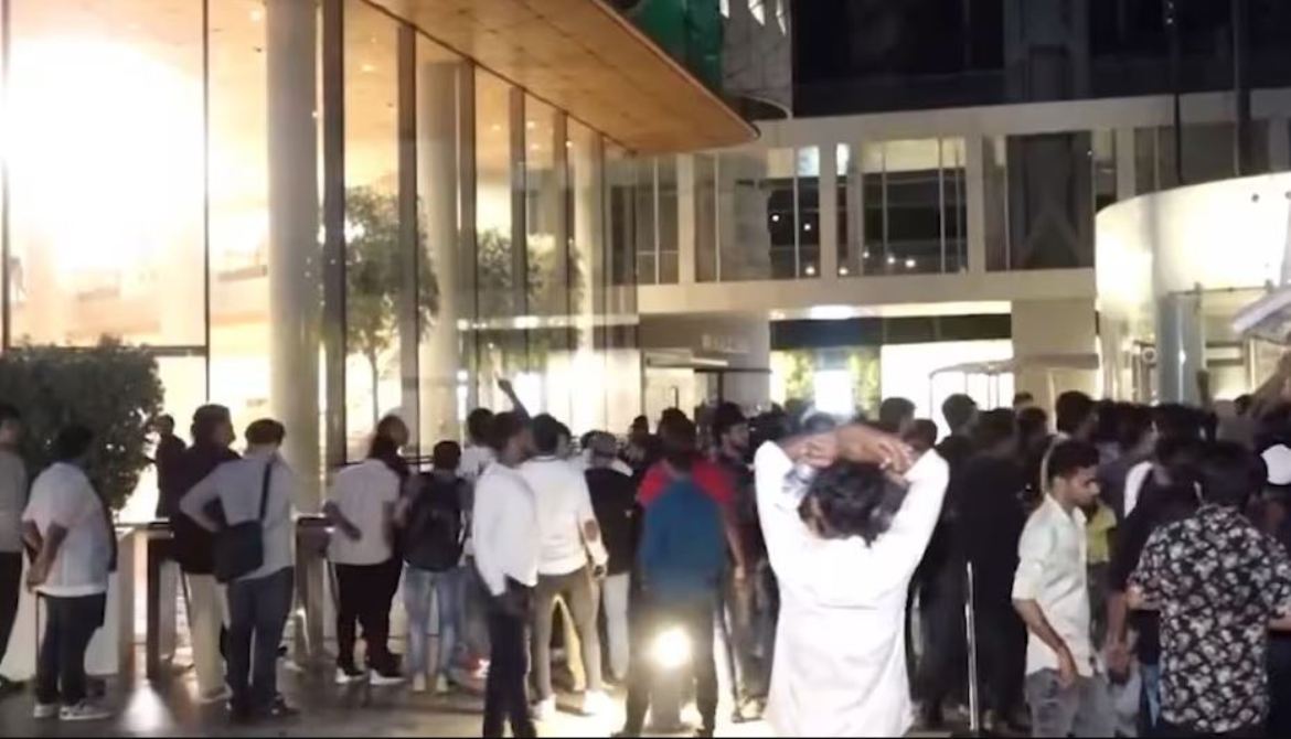 iPhone 16 sale starts in India, tremendous enthusiasm among people, long lines outside the store in Mumbai, crowd seen running