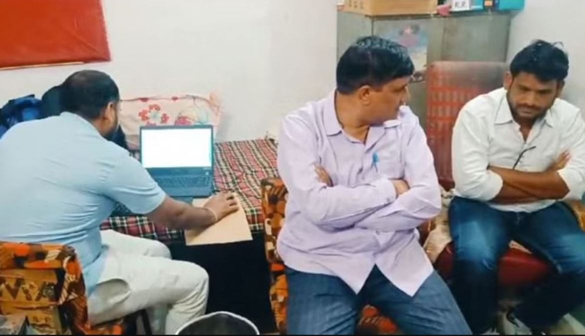 In Bharatpur, ACB arrested reader and broker of Bhusawar DSP for taking bribe of Rs 1.20 lakh.