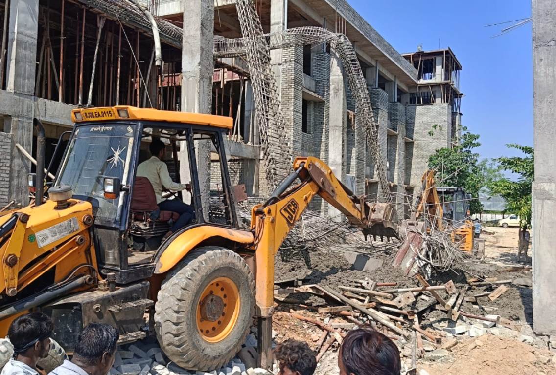 The under construction roof of Hindoli Mini Secretariat collapsed, half a dozen workers injured, fortunately there was no loss of life.