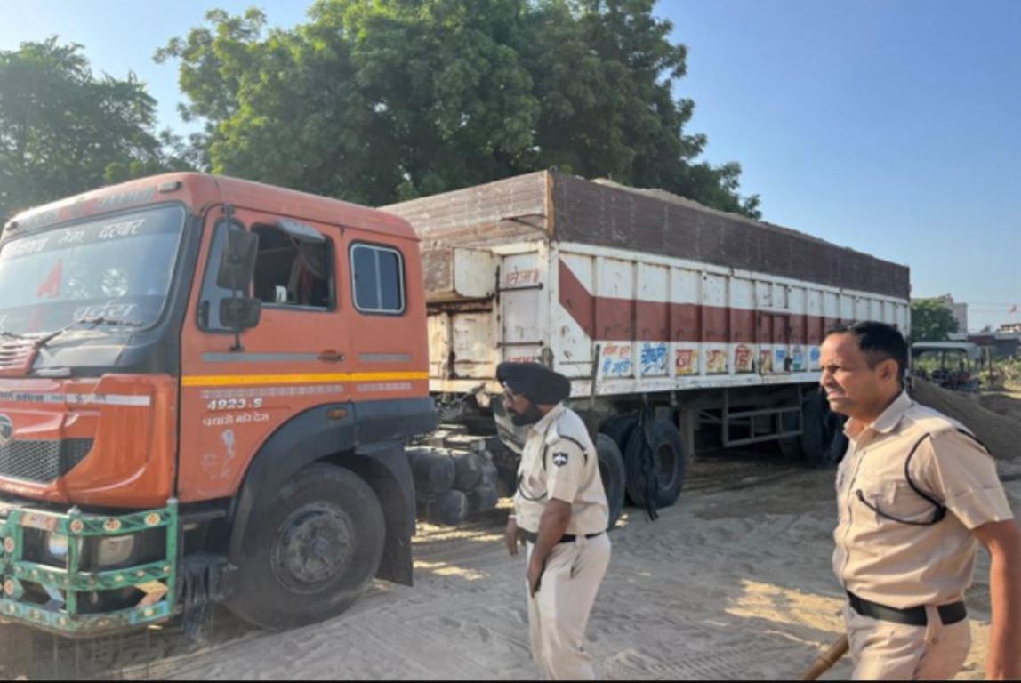 Vigilance team of Mines Department caught two dumpers and a trailer transporting illegal gravel.