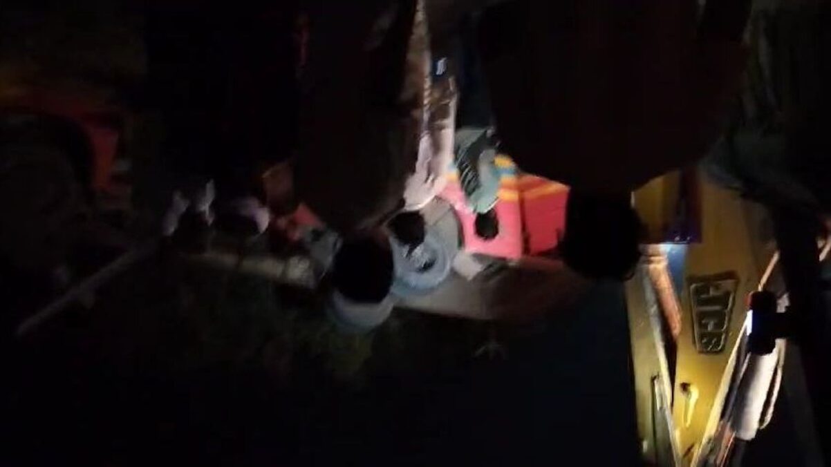 Private bus overturned due to imbalance, 2 passengers died, 14 injured, referred to Kota